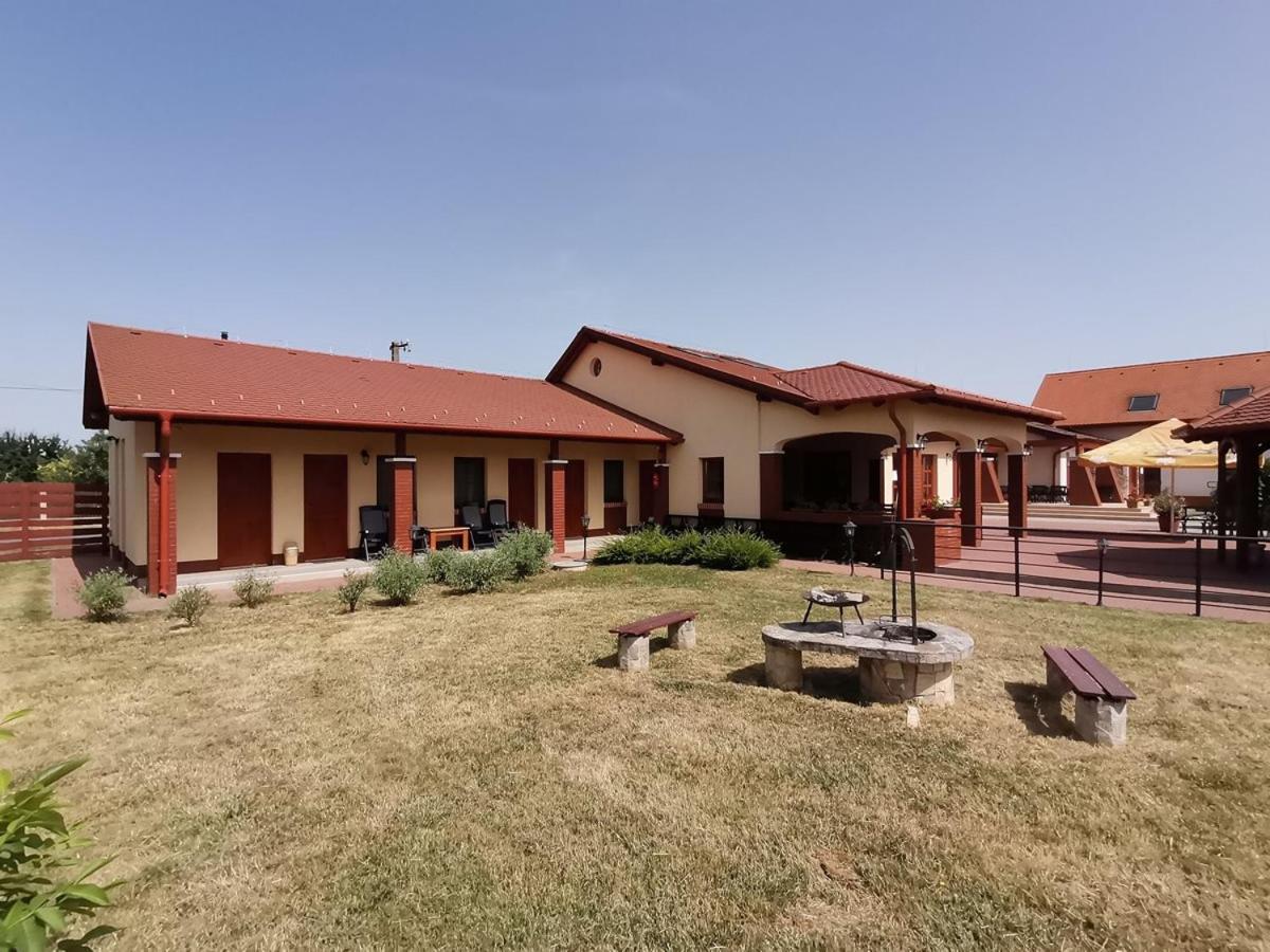 BalmazújvárosKamilla Panzio Es Rendezvenyhaz住宿加早餐旅馆 外观 照片