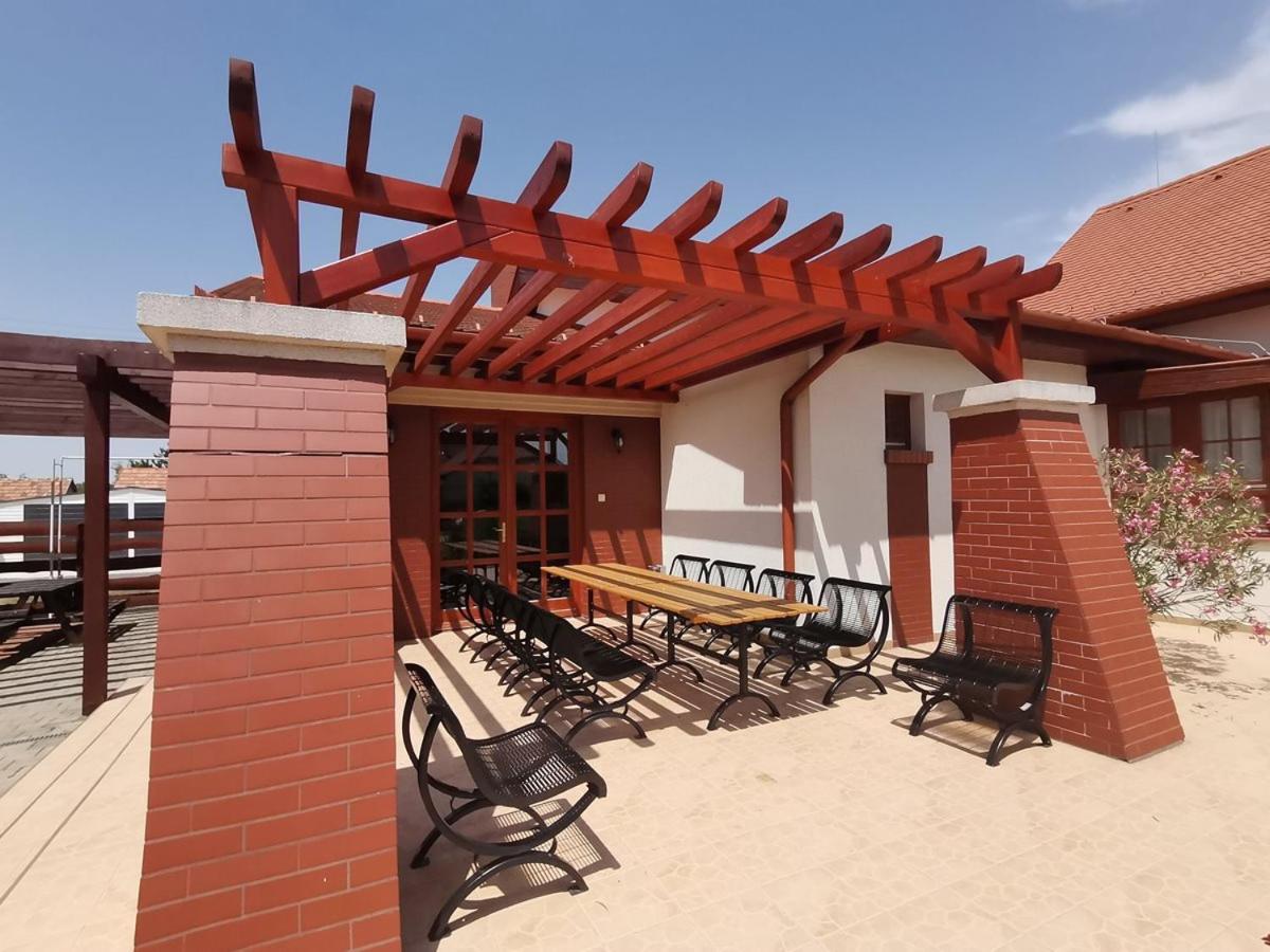 BalmazújvárosKamilla Panzio Es Rendezvenyhaz住宿加早餐旅馆 外观 照片